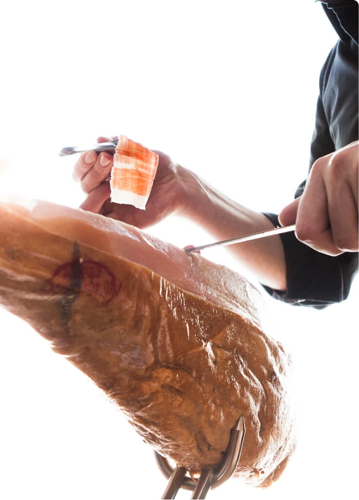 Maestro Jamonero cutting Jamón Pata Negra